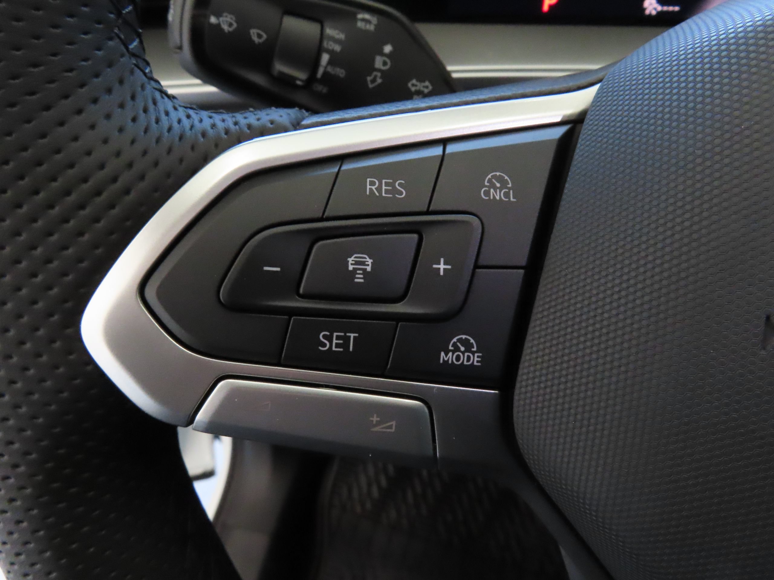 New 2026 Volkswagen Tiguan SE R-Line FWD image 13