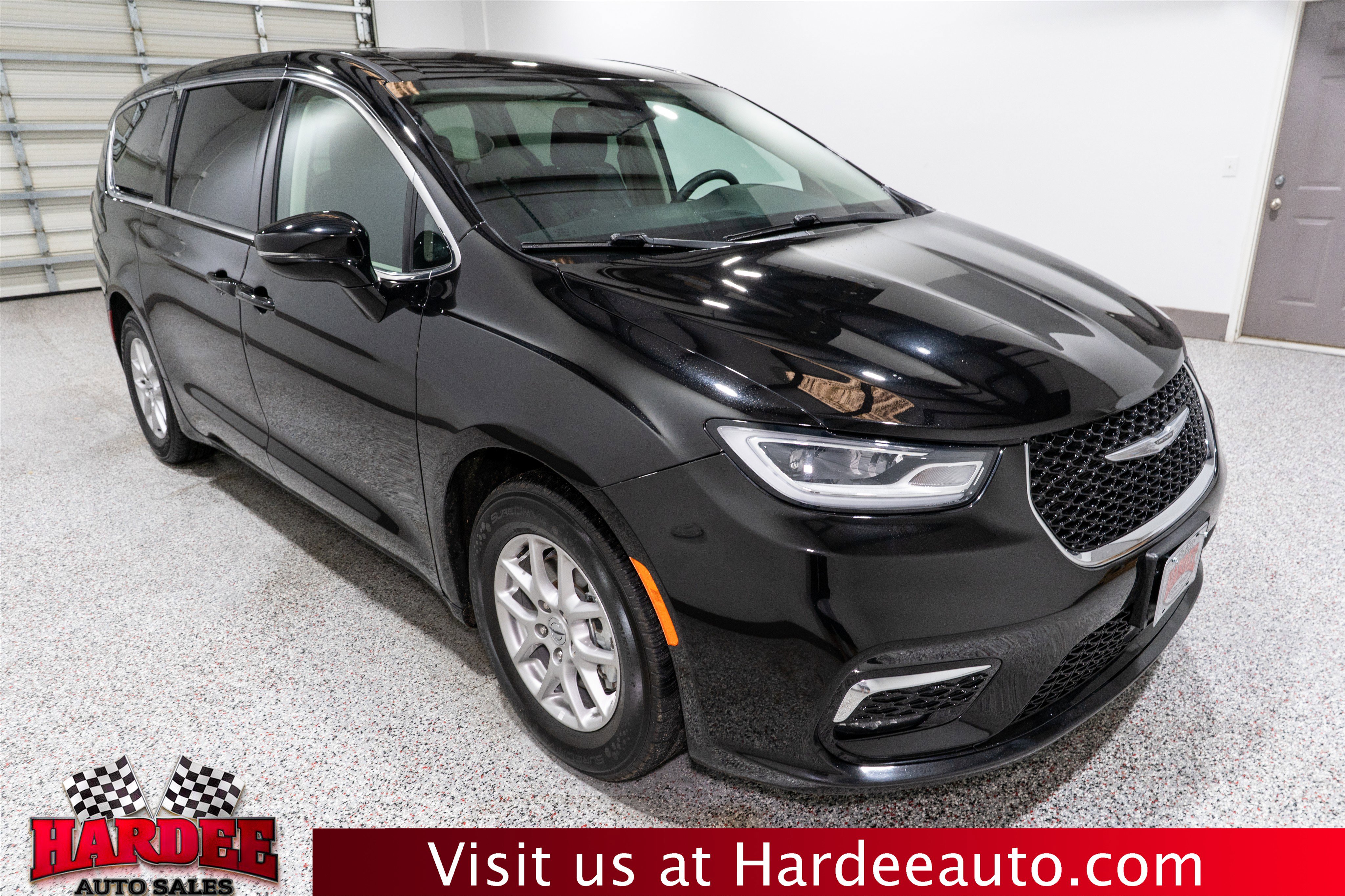 Used 2024 Chrysler Pacifica Touring-L image 6