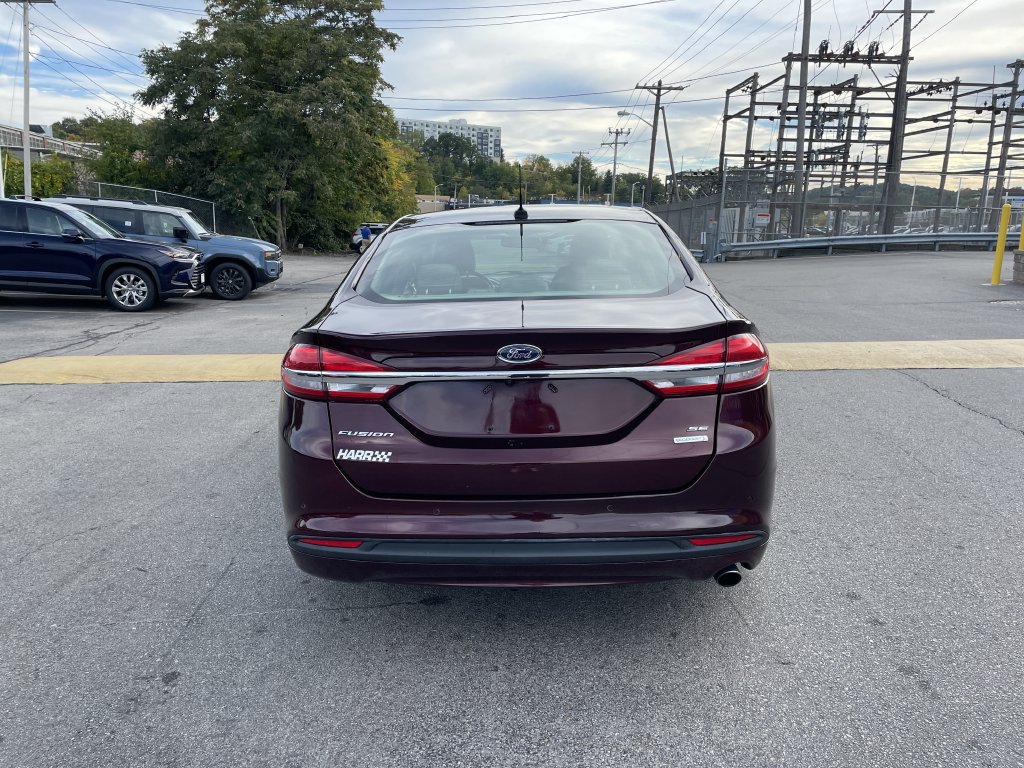Used 2017 Ford Fusion SE w/ Fusion SE Technology Package FWD image 4