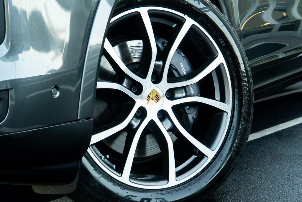 Used 2024 Porsche Cayenne AWD/4WD image 4
