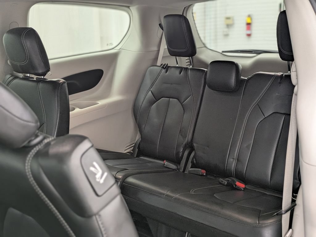 Used 2024 Chrysler Pacifica Touring-L FWD image 13