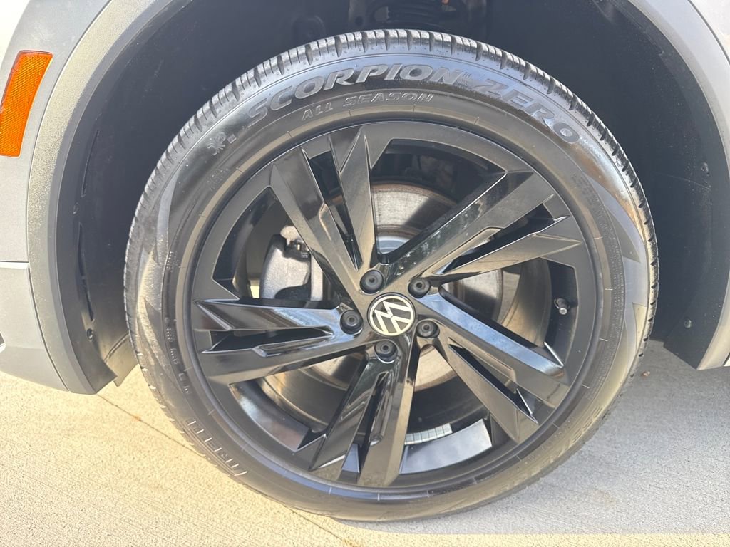 Used 2024 Volkswagen Tiguan SE R-Line image 11