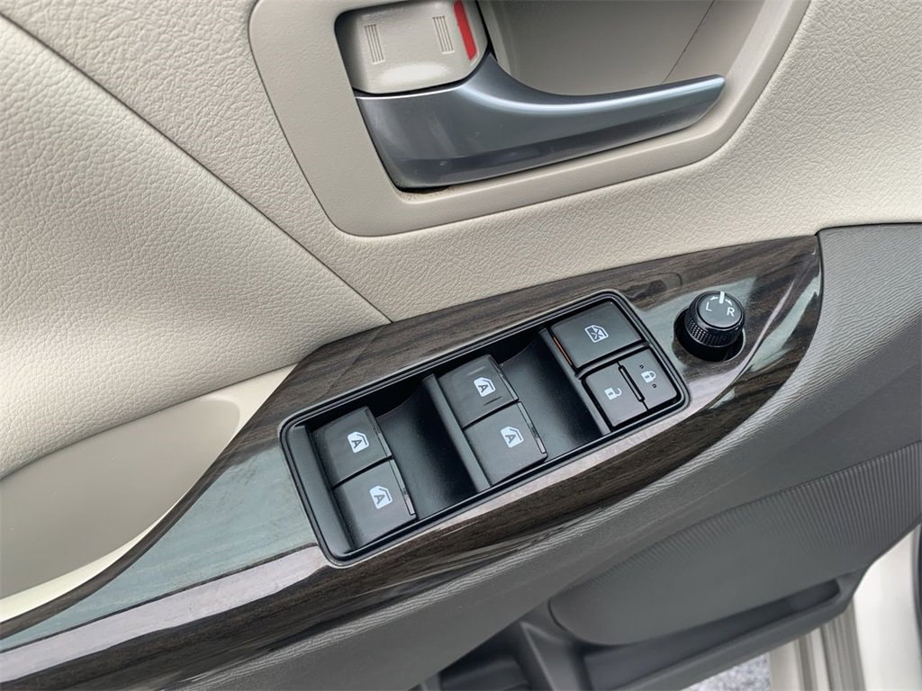 Used 2017 Toyota Sienna XLE Premium image 13