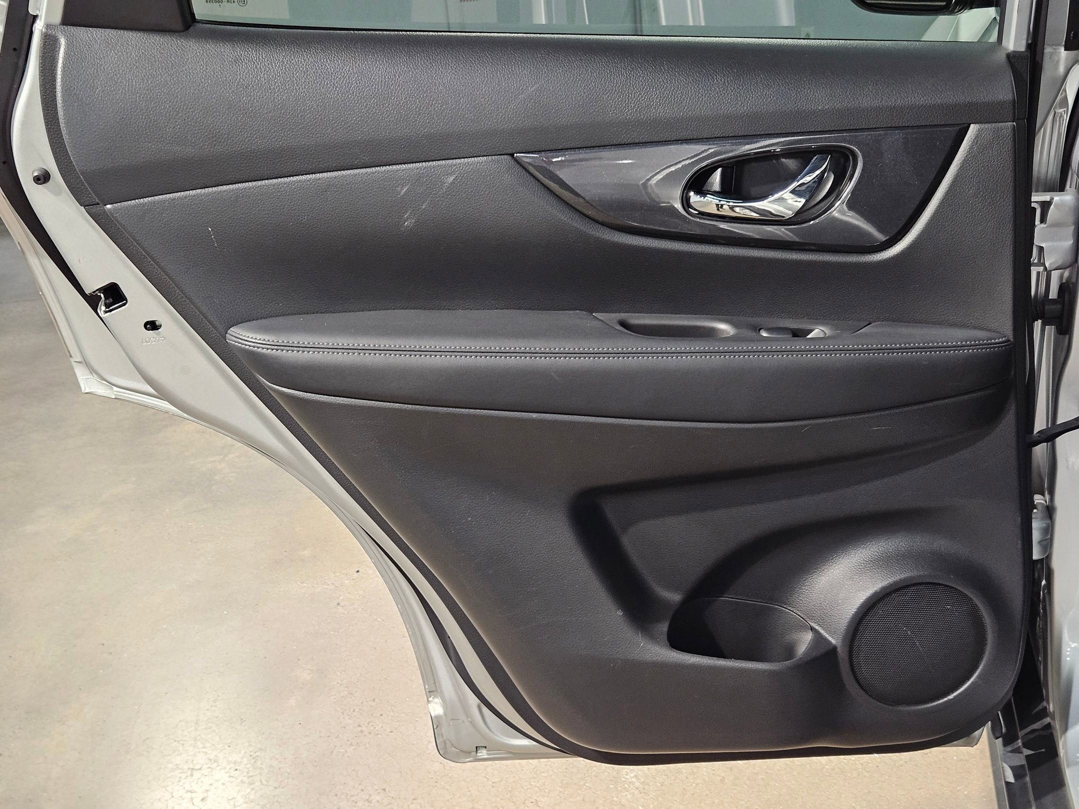 Used 2017 Nissan Rogue SV FWD image 33