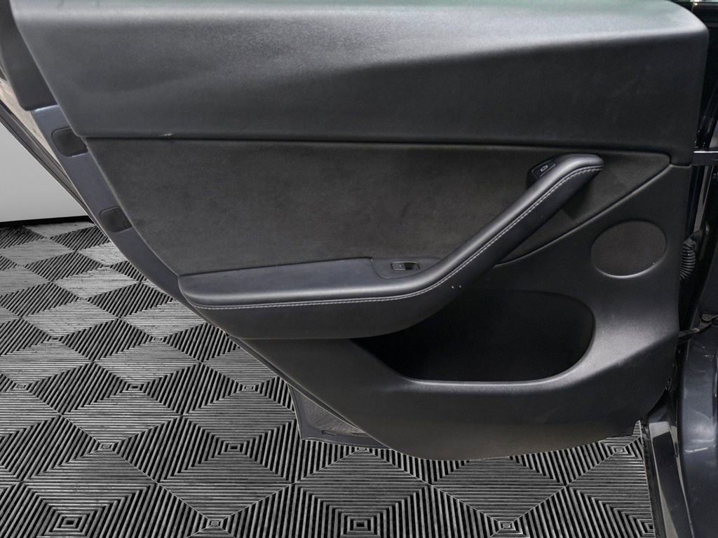 Used 2022 Tesla Model Y Long Range image 22