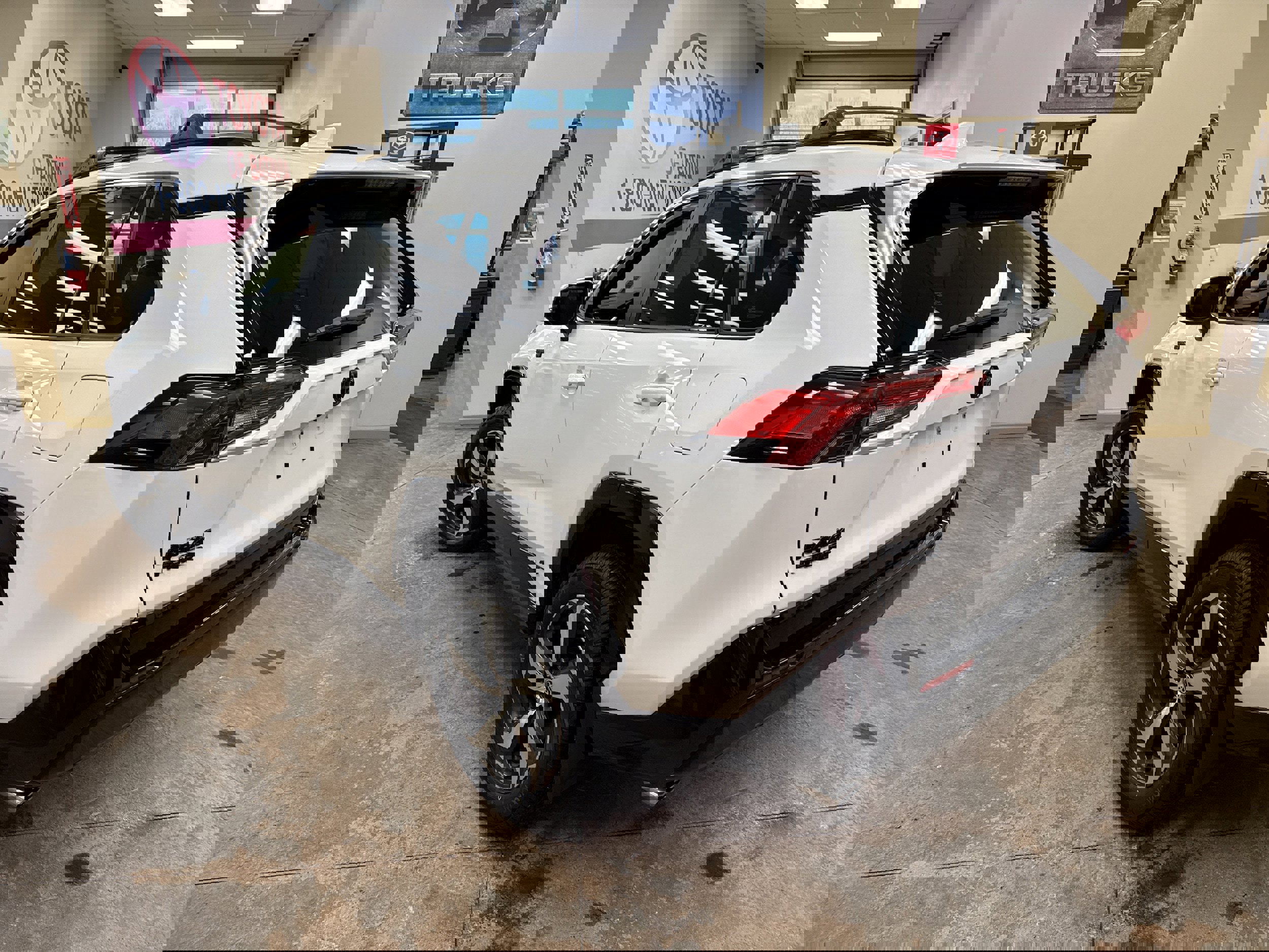 Used 2023 Toyota RAV4 SE w/ Weather & Moonroof Package image 8