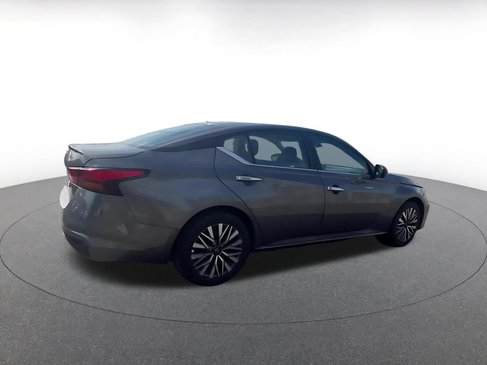 Used 2025 Nissan Altima 2.5 SV FWD image 11