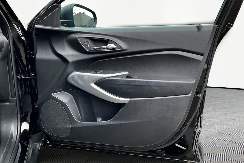 Used 2025 Chevrolet Trax LS image 24