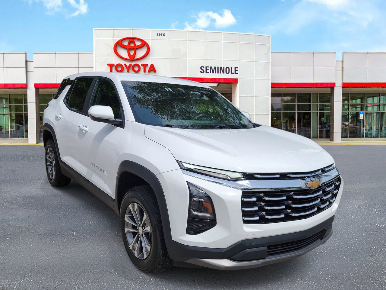 Used 2025 Chevrolet Equinox LT FWD image 2