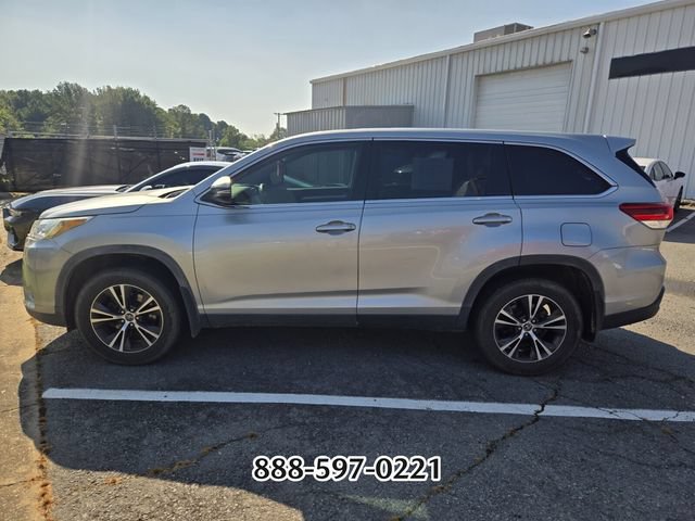 Used 2019 Toyota Highlander LE FWD image 2
