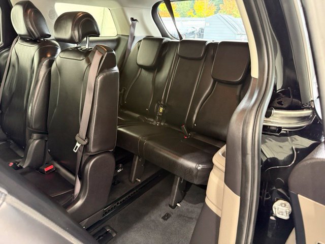 Used 2025 Kia Carnival FWD image 20