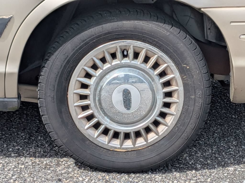 Used 1999 Ford Crown Victoria RWD image 12