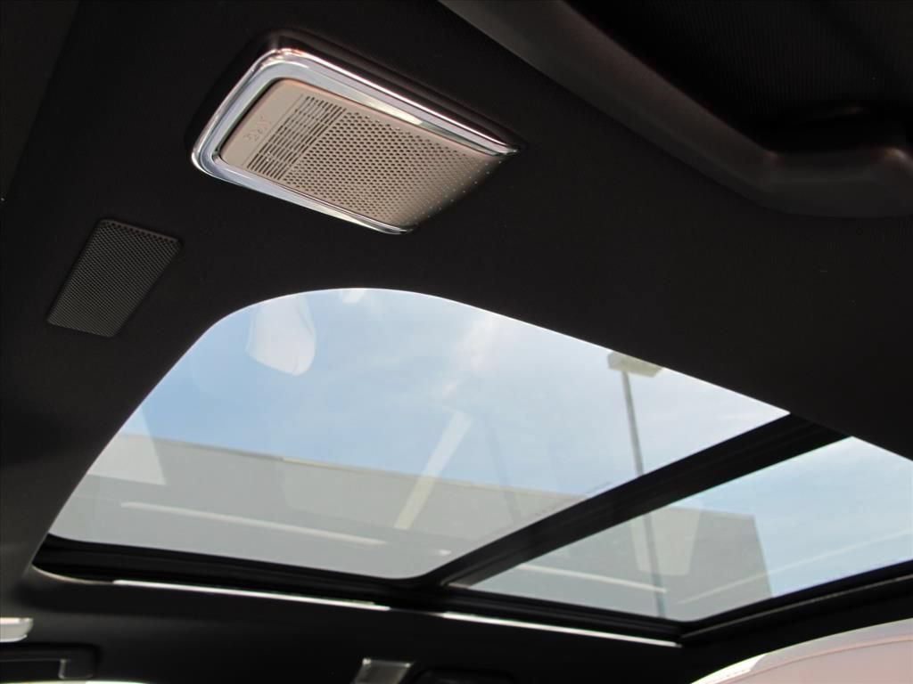 New 2027 Cadillac Vistiq Luxury w/ LPO, Floor Liner Package AWD/4WD image 16