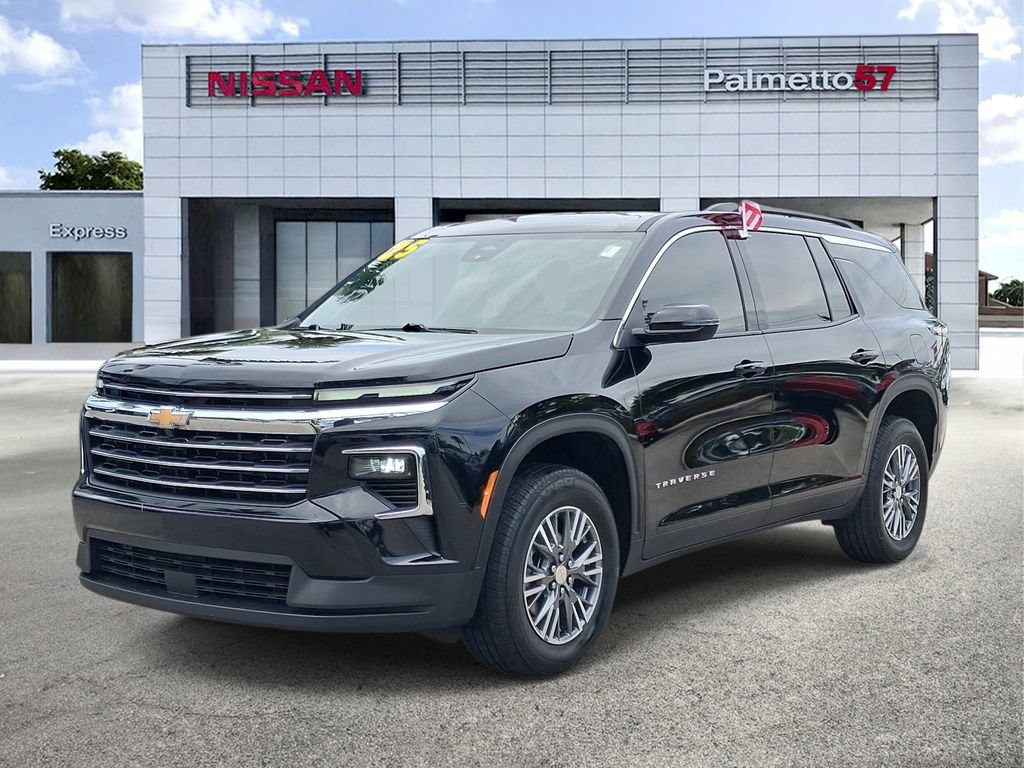 Used 2025 Chevrolet Traverse LT FWD image 3