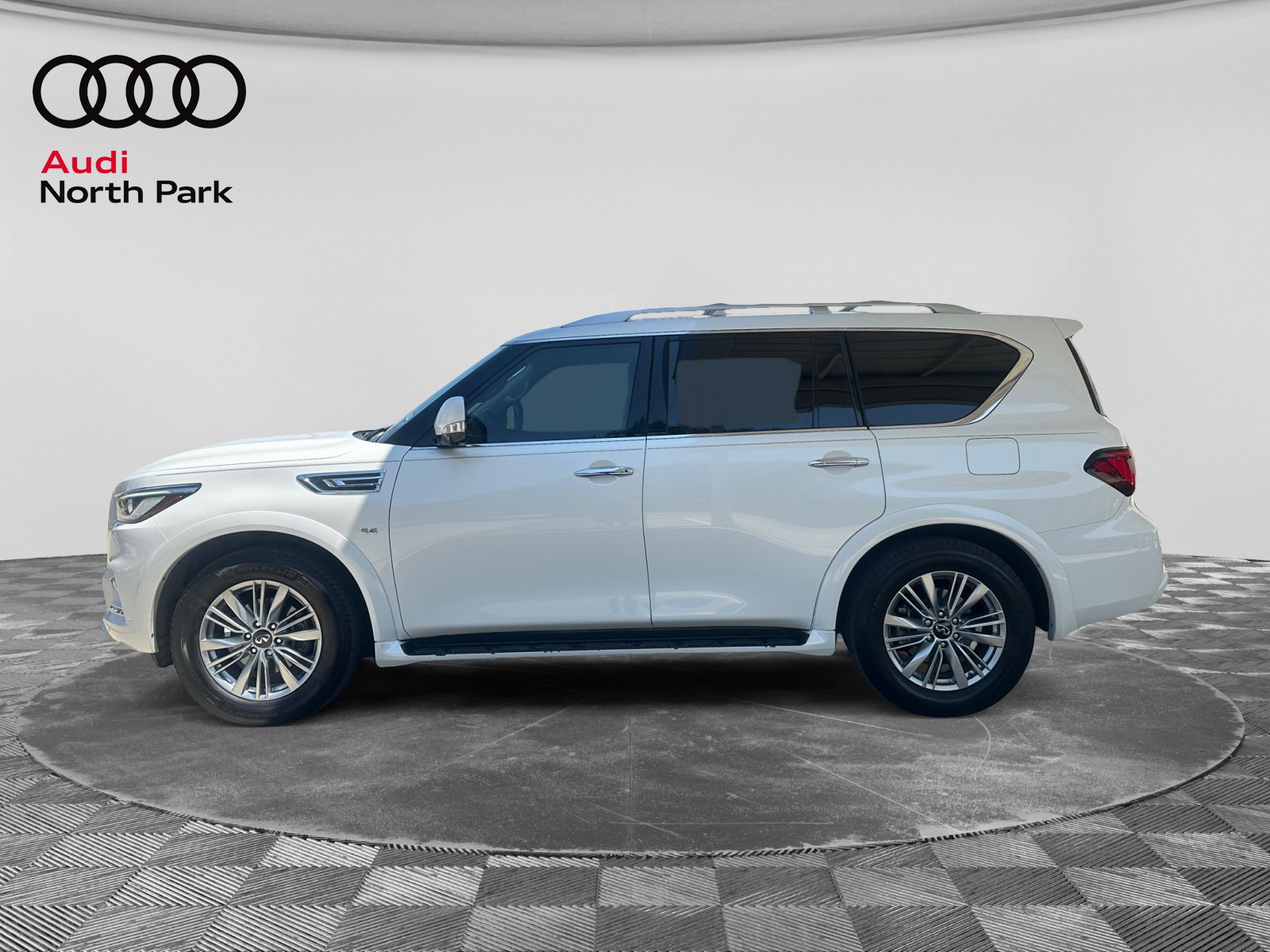 Used 2019 INFINITI QX80 Luxe w/ All-Season Package RWD image 2