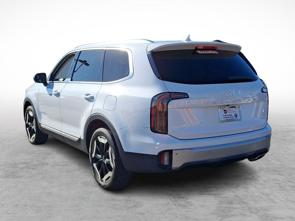 Used 2023 Kia Telluride EX w/ EX Captain's Chair Package image 3