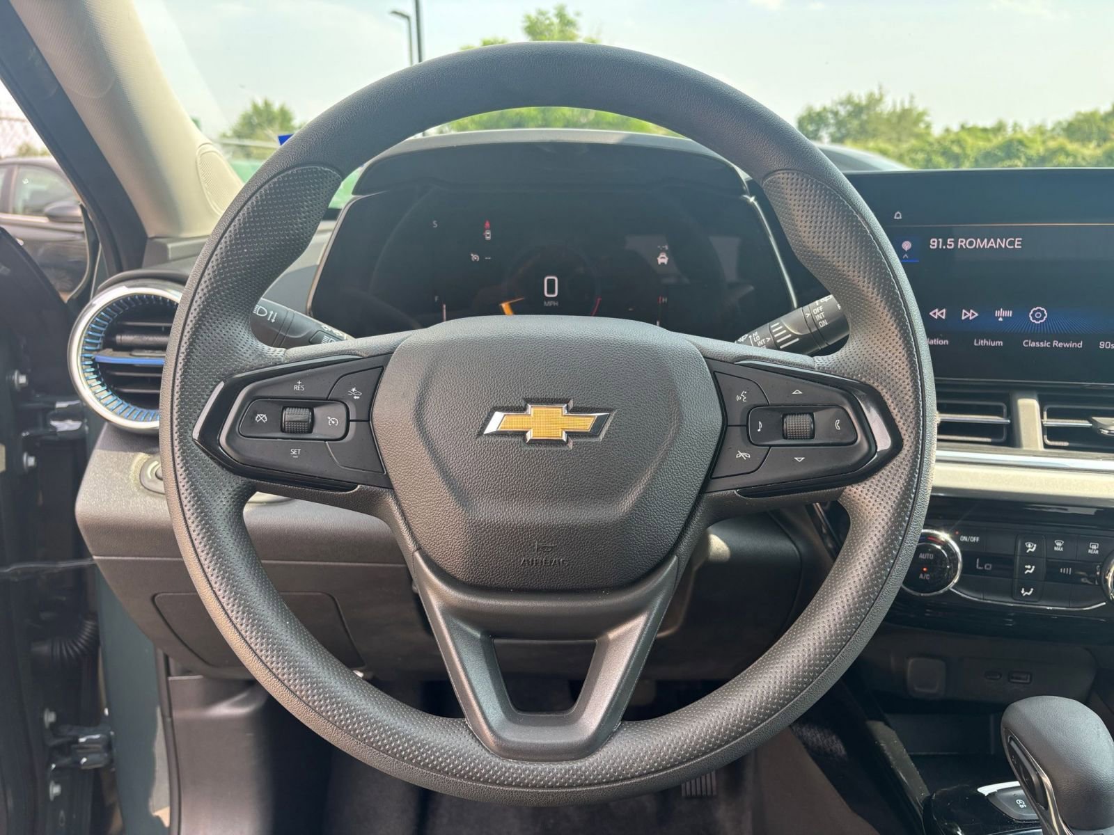 Used 2025 Chevrolet Trax LT FWD image 27