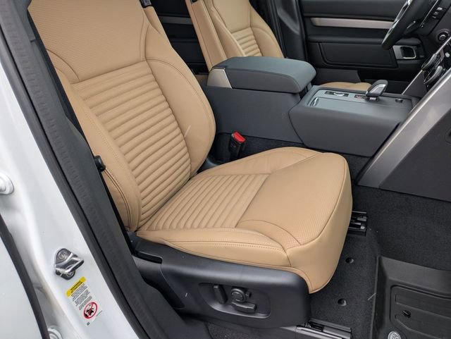 New 2026 Land Rover Discovery Dynamic SE image 18