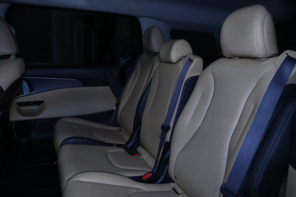 Used 2024 Kia Carnival LX FWD image 14