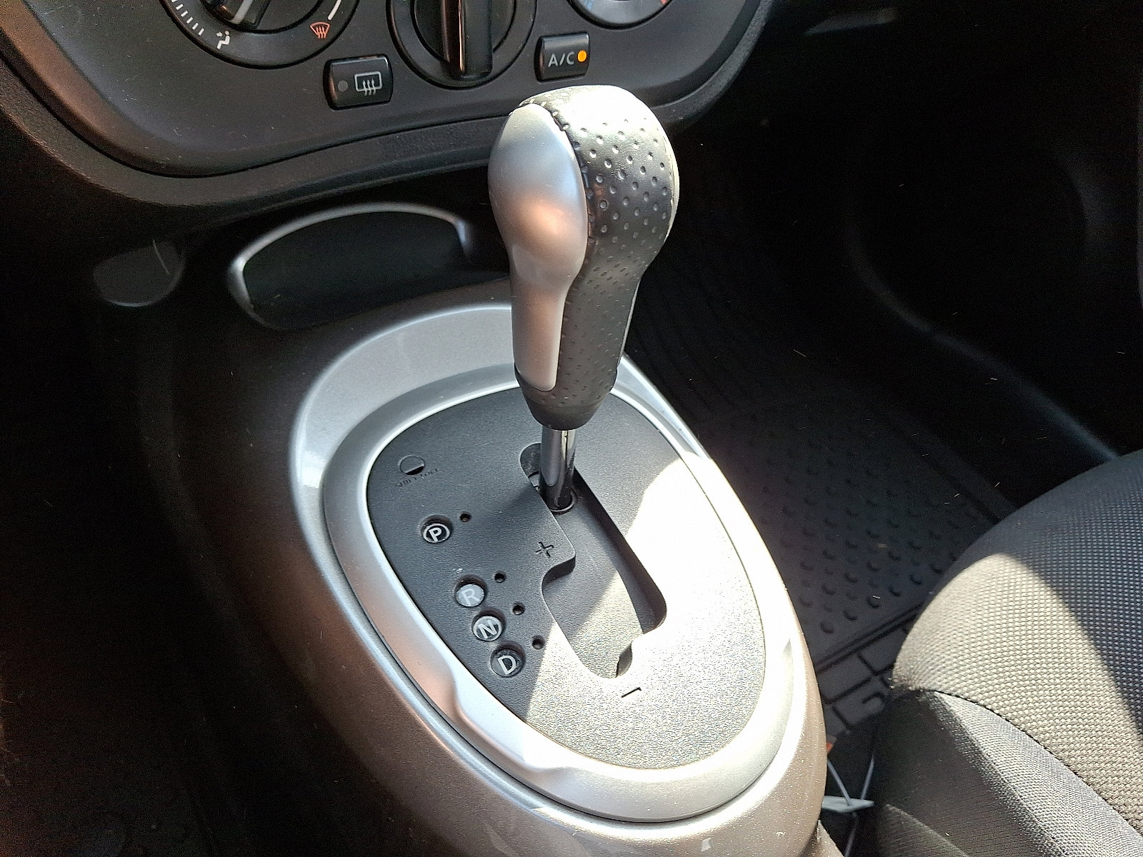 Used 2012 Nissan Juke S image 17