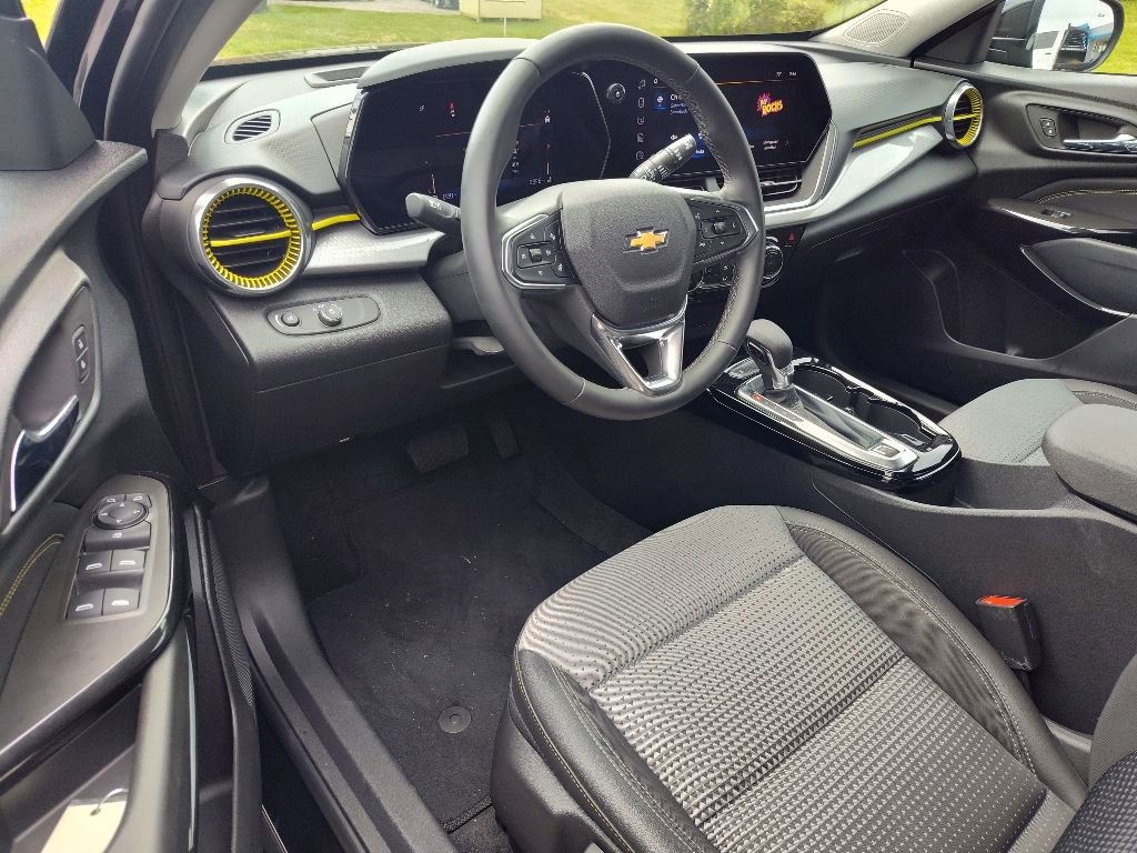 Used 2024 Chevrolet Trax LT w/ Sunroof Package image 14