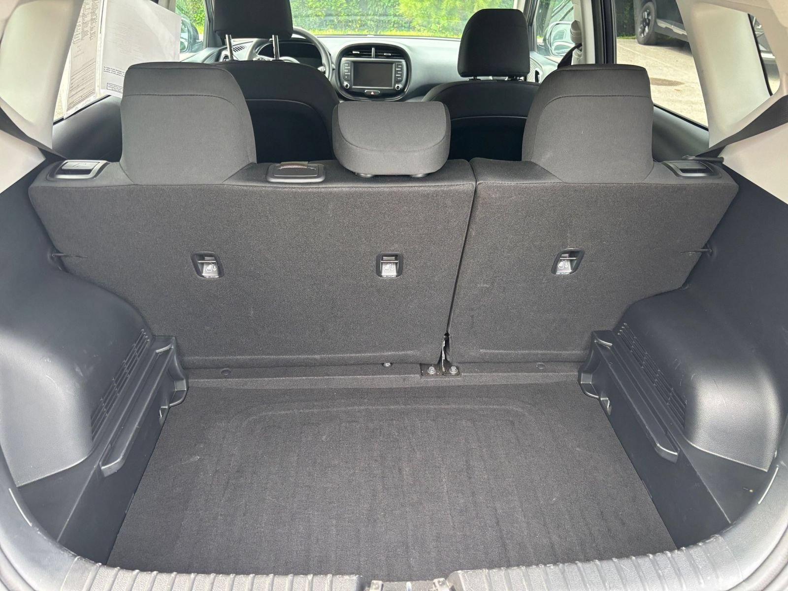 Used 2025 Kia Soul LX w/ LX Technology Package FWD image 28