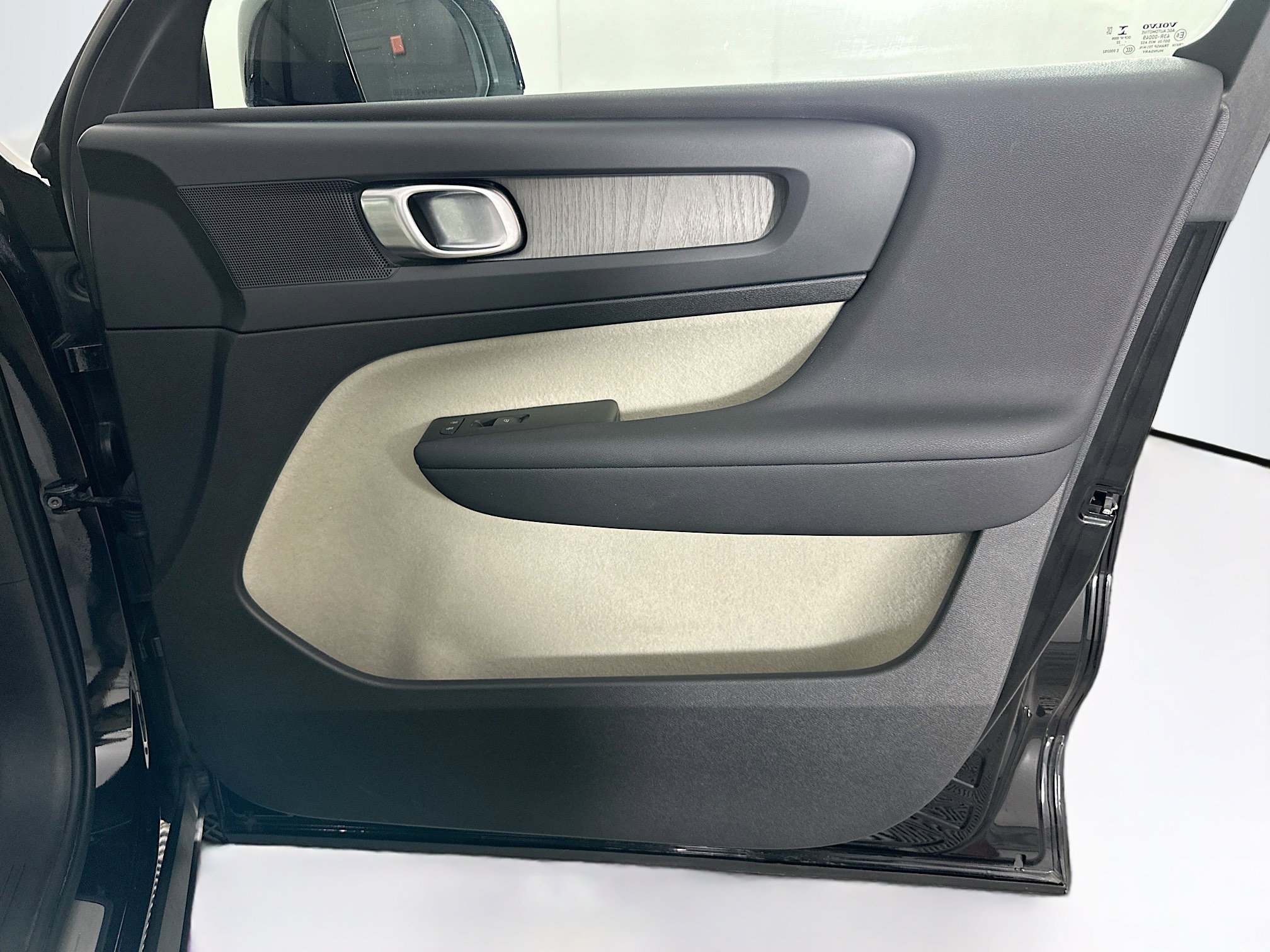 Used 2023 Volvo XC40 B5 Plus w/ Driver Assist Package image 32