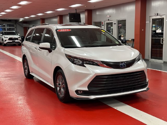 Certified 2025 Toyota Sienna XLE FWD image 2