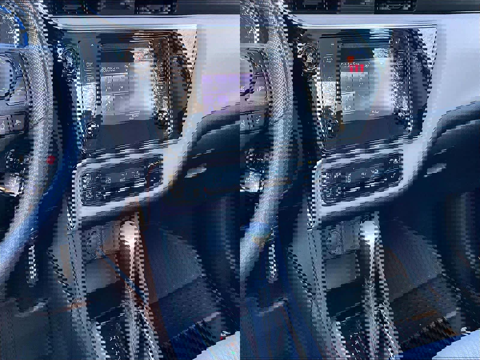 Used 2018 Toyota Corolla LE image 18