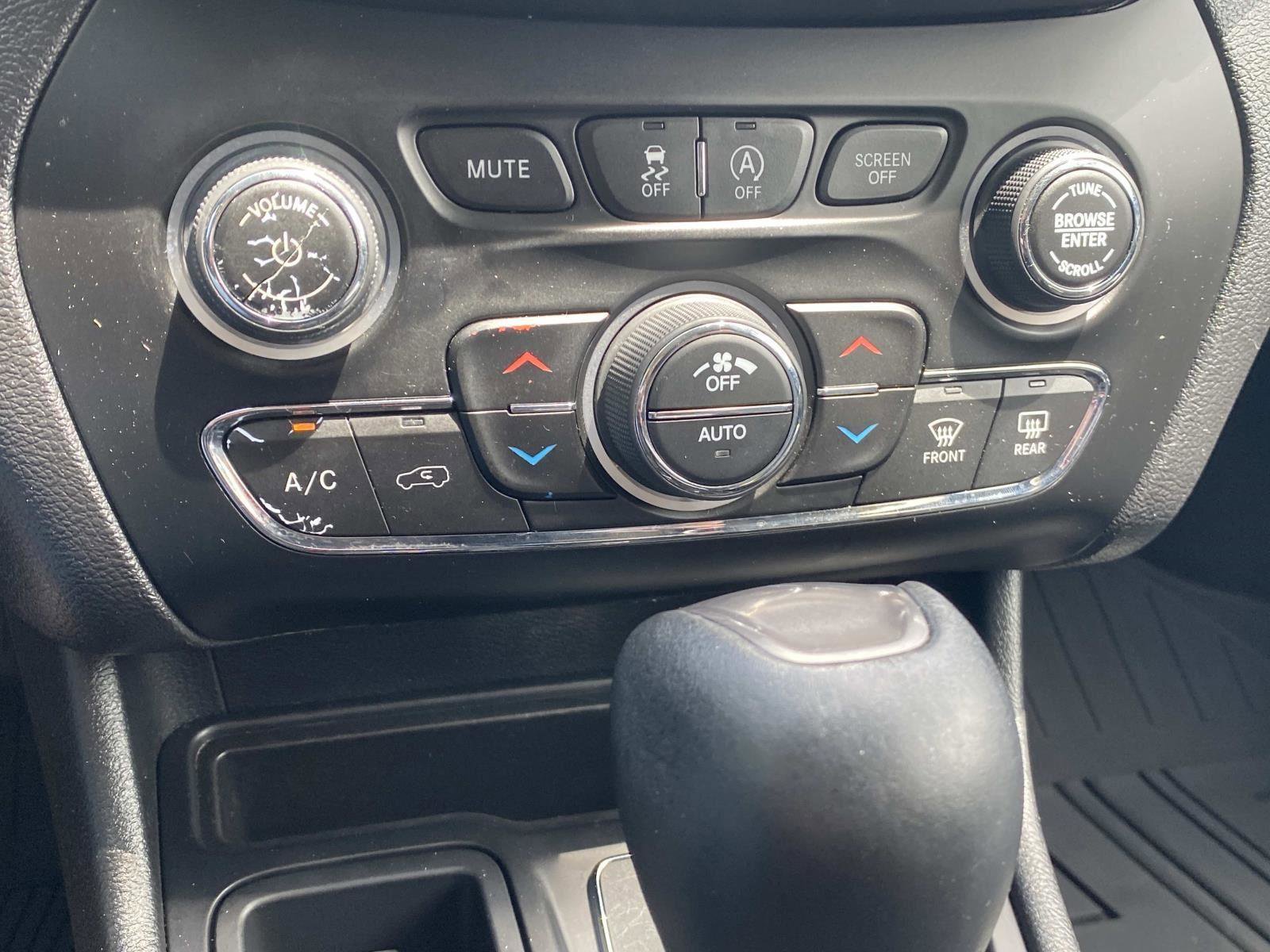 Used 2020 Jeep Cherokee Limited FWD image 31