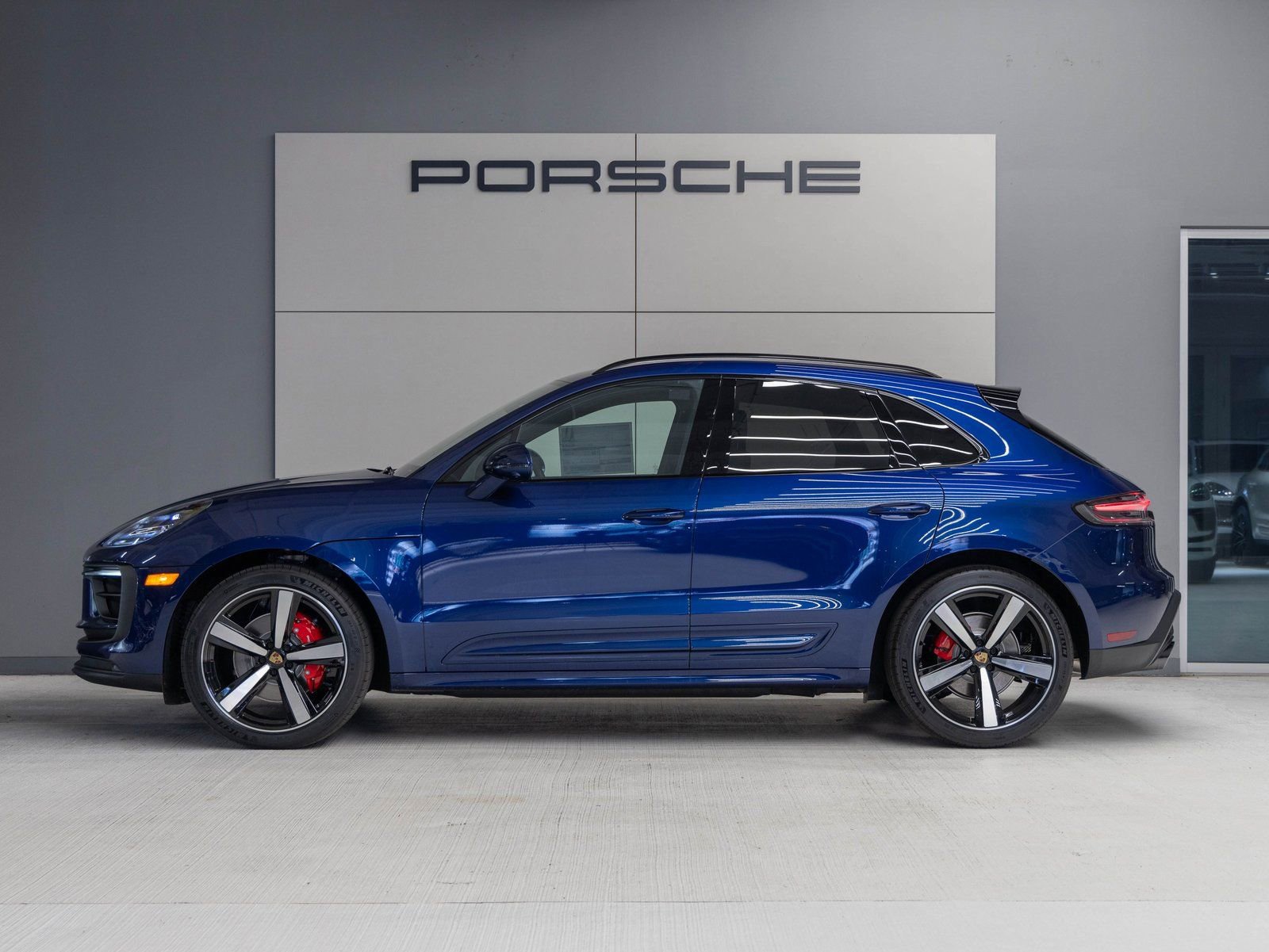 Certified 2025 Porsche Macan S AWD/4WD image 2