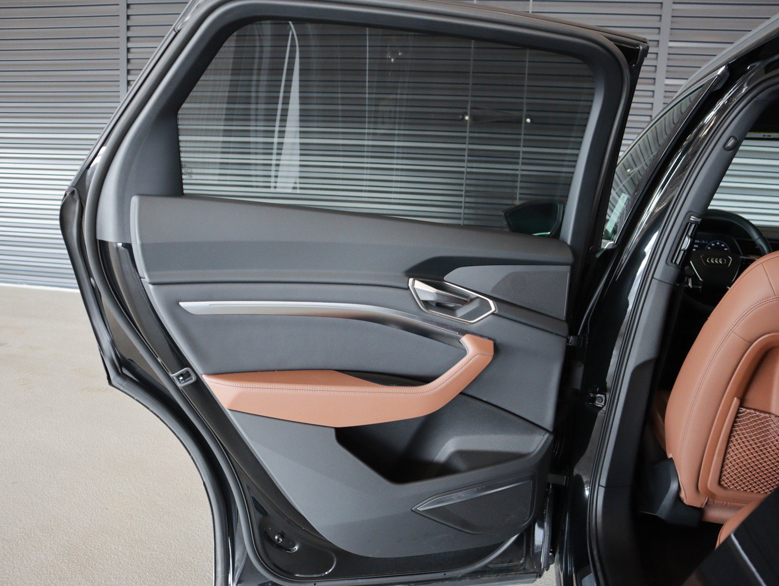 Used 2024 Audi Q8 e-tron Premium Plus w/ Premium Plus Package image 27