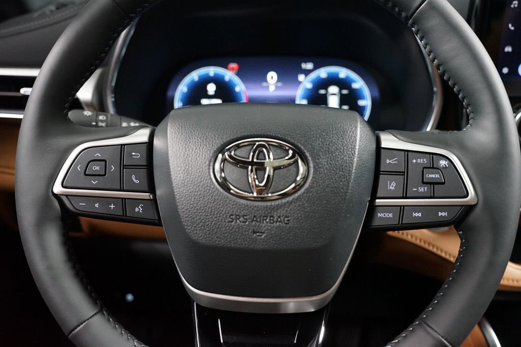 New 2026 Toyota Highlander Platinum AWD/4WD image 13