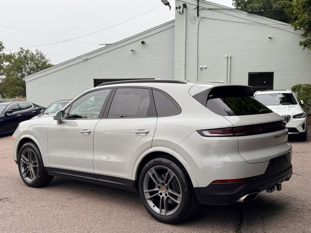 Used 2024 Porsche Cayenne AWD/4WD image 4