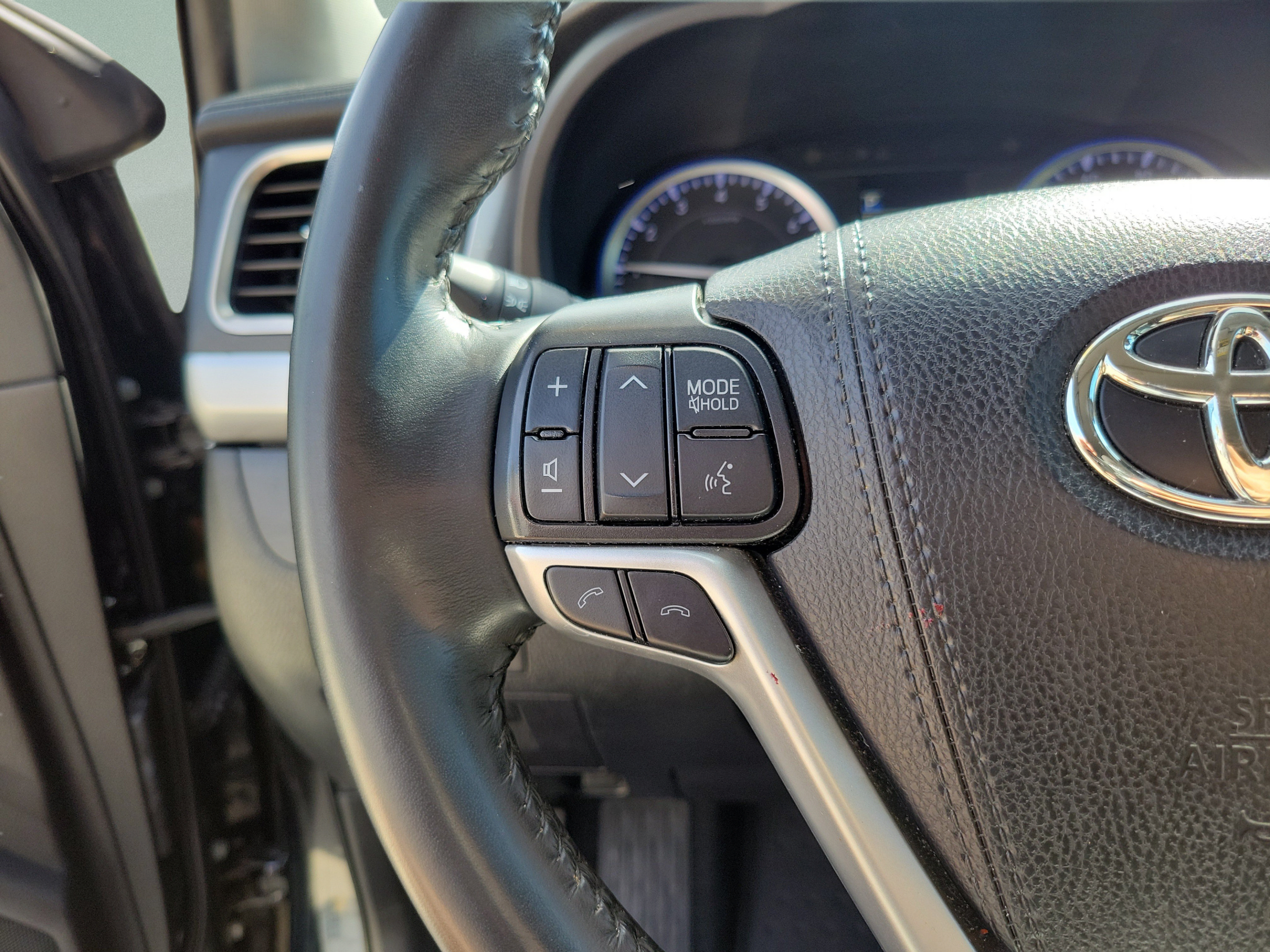 Used 2019 Toyota Highlander SE FWD image 13
