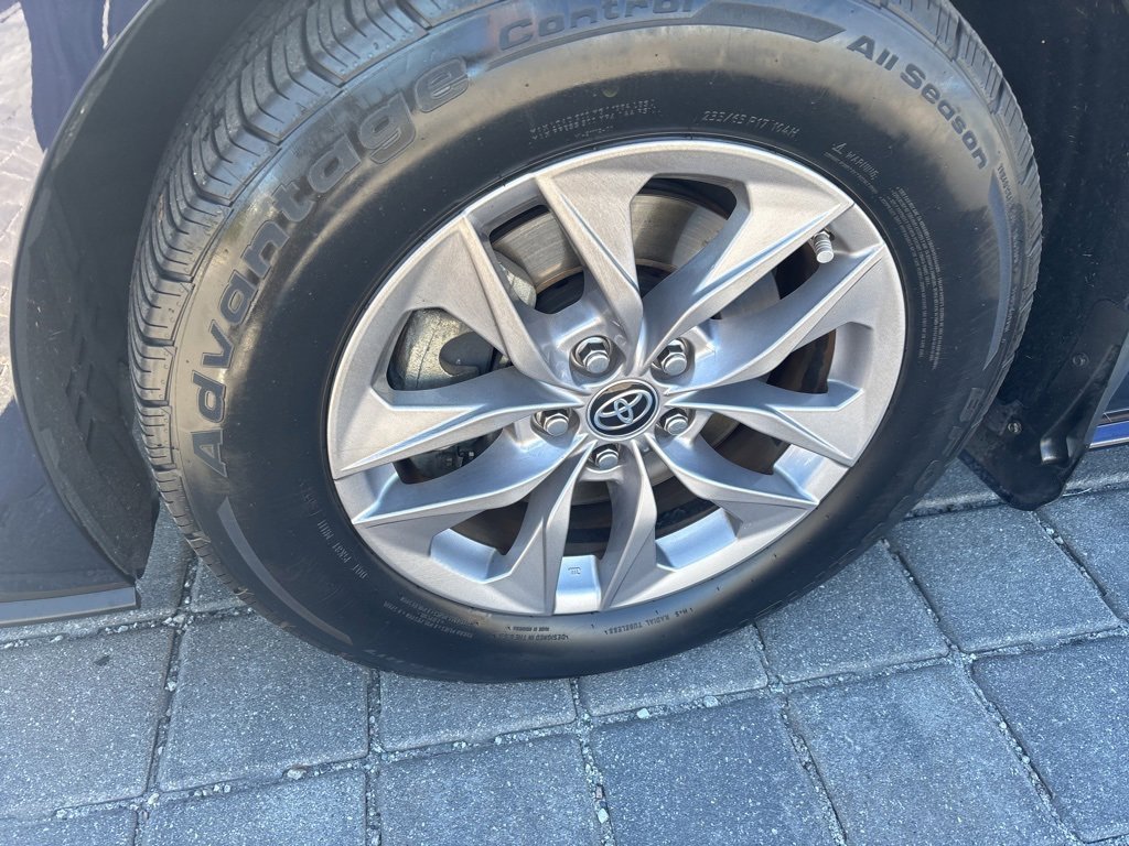 Used 2022 Toyota Sienna XLE image 10