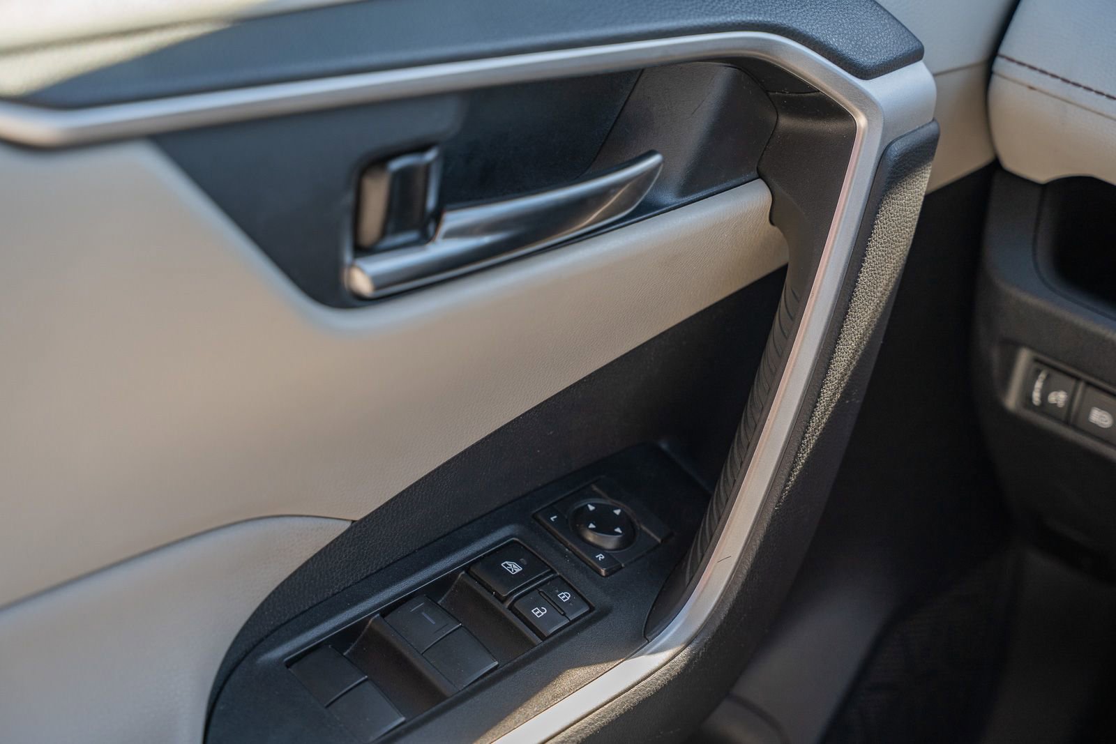 Used 2021 Toyota RAV4 XLE w/ Convenience Package image 24