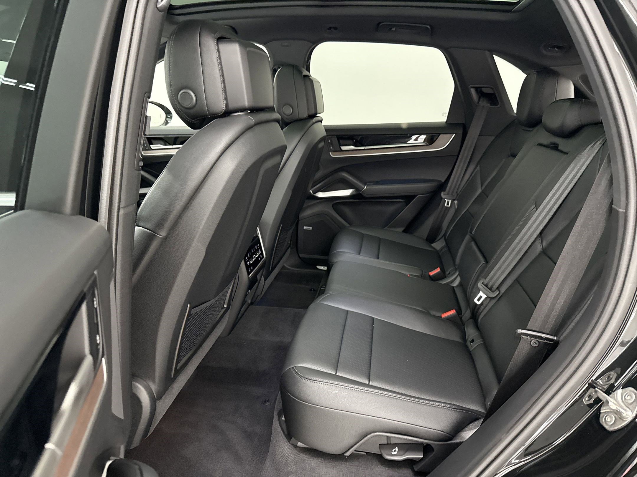 Certified 2025 Porsche Cayenne AWD/4WD image 12
