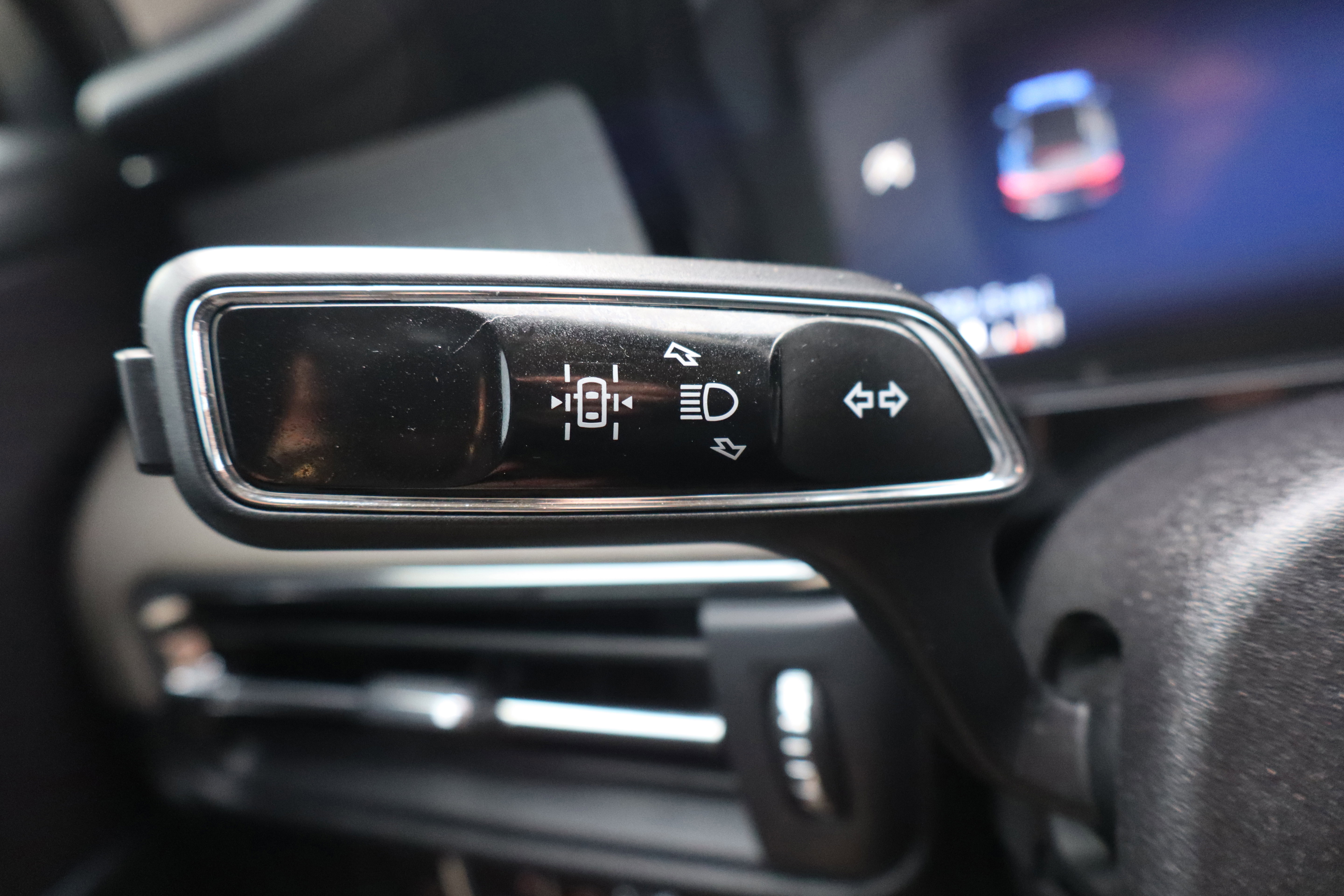 Used 2024 Lincoln Corsair Premiere w/ Rear Removable Package Tray image 17