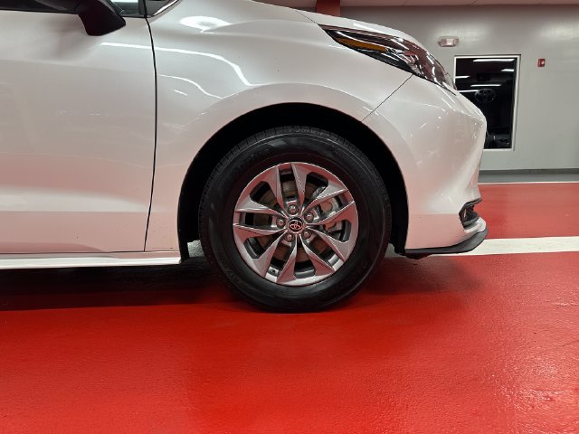 Certified 2025 Toyota Sienna XLE FWD image 30