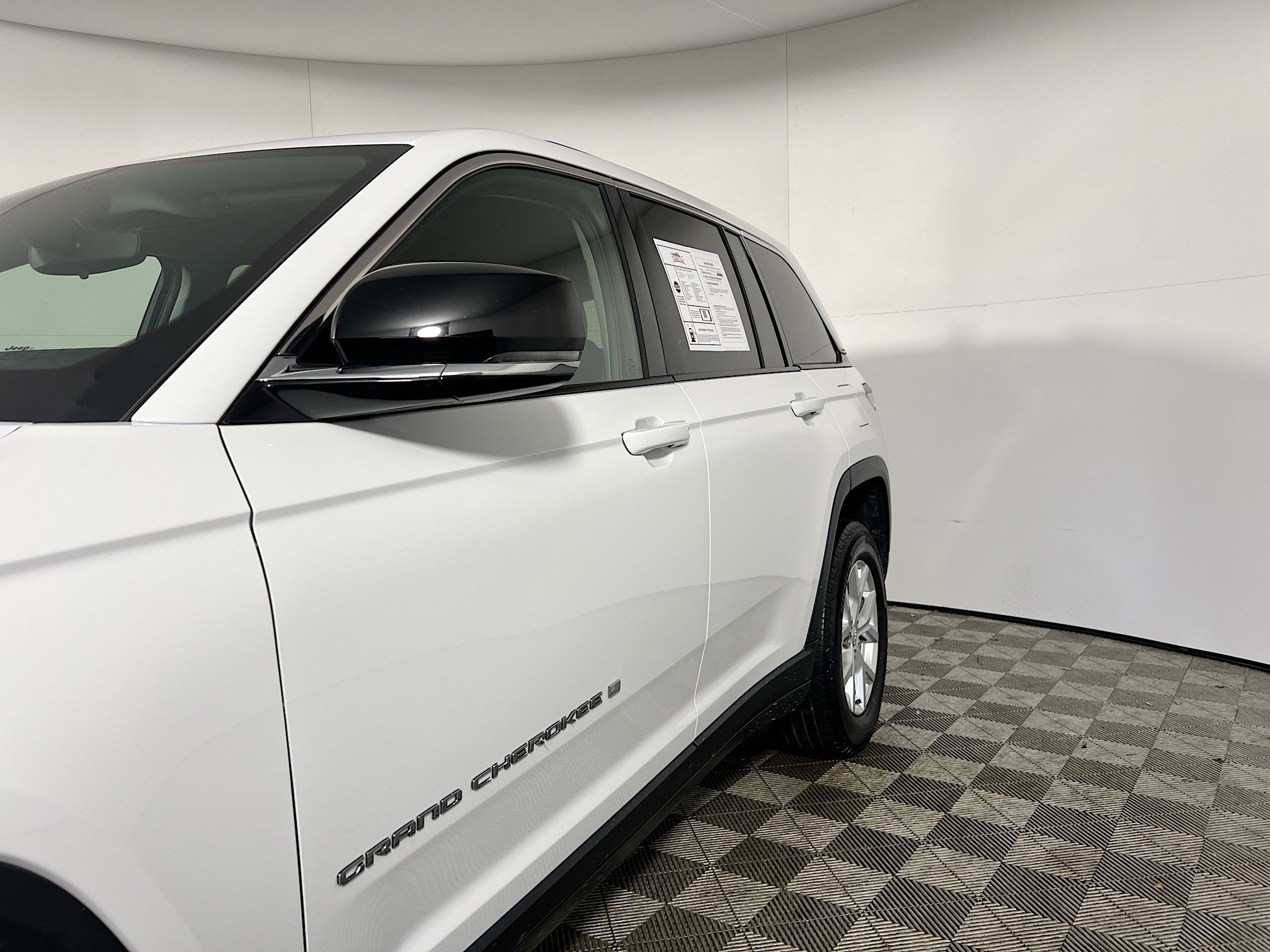 Used 2023 Jeep Grand Cherokee Limited image 13