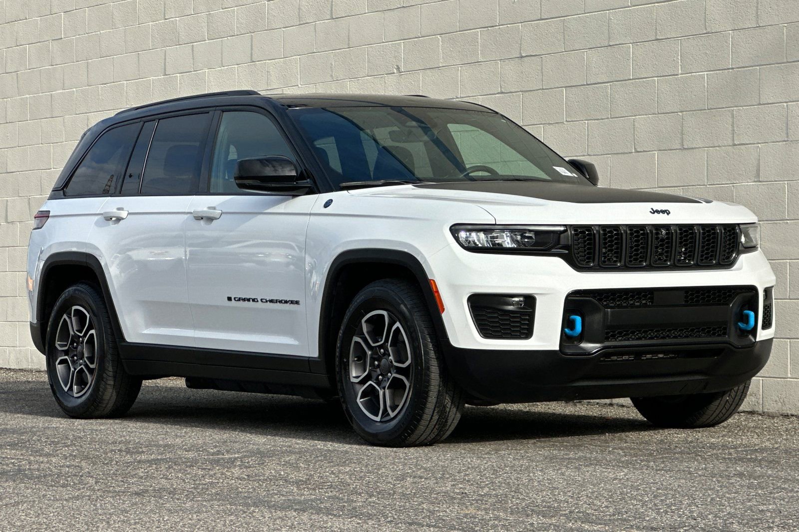 Used 2023 Jeep Grand Cherokee Trailhawk image 2