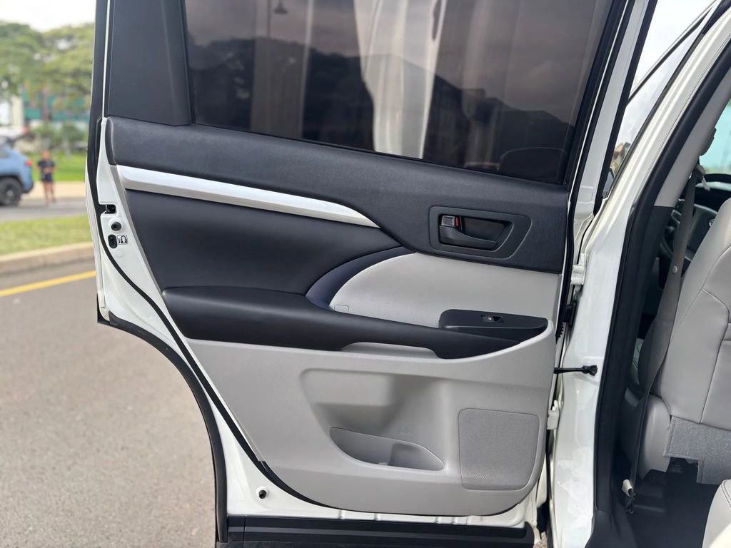 Used 2016 Toyota Highlander LE image 16