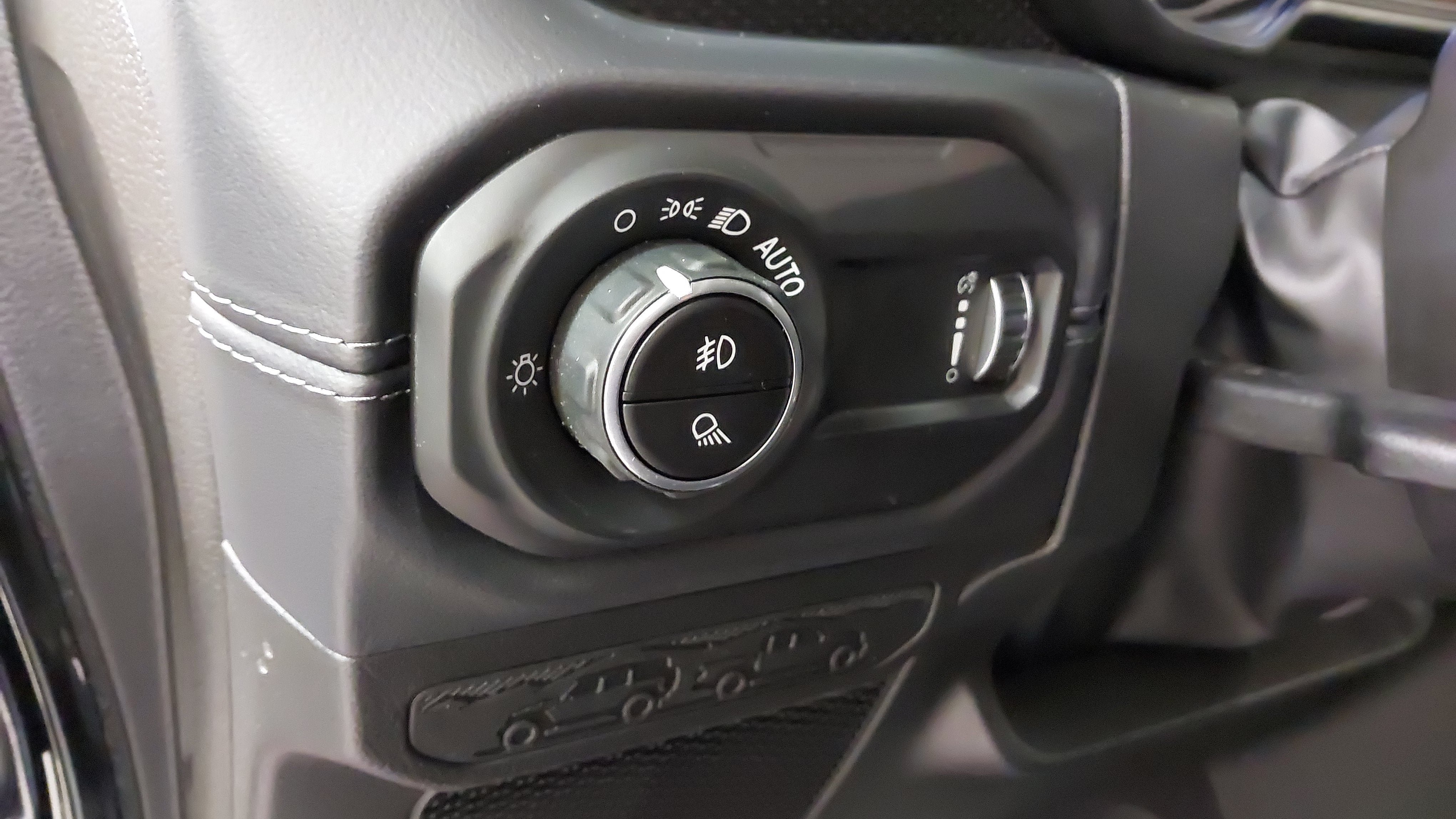 Used 2025 Jeep Gladiator Rubicon w/ Dual Top Group AWD/4WD image 30
