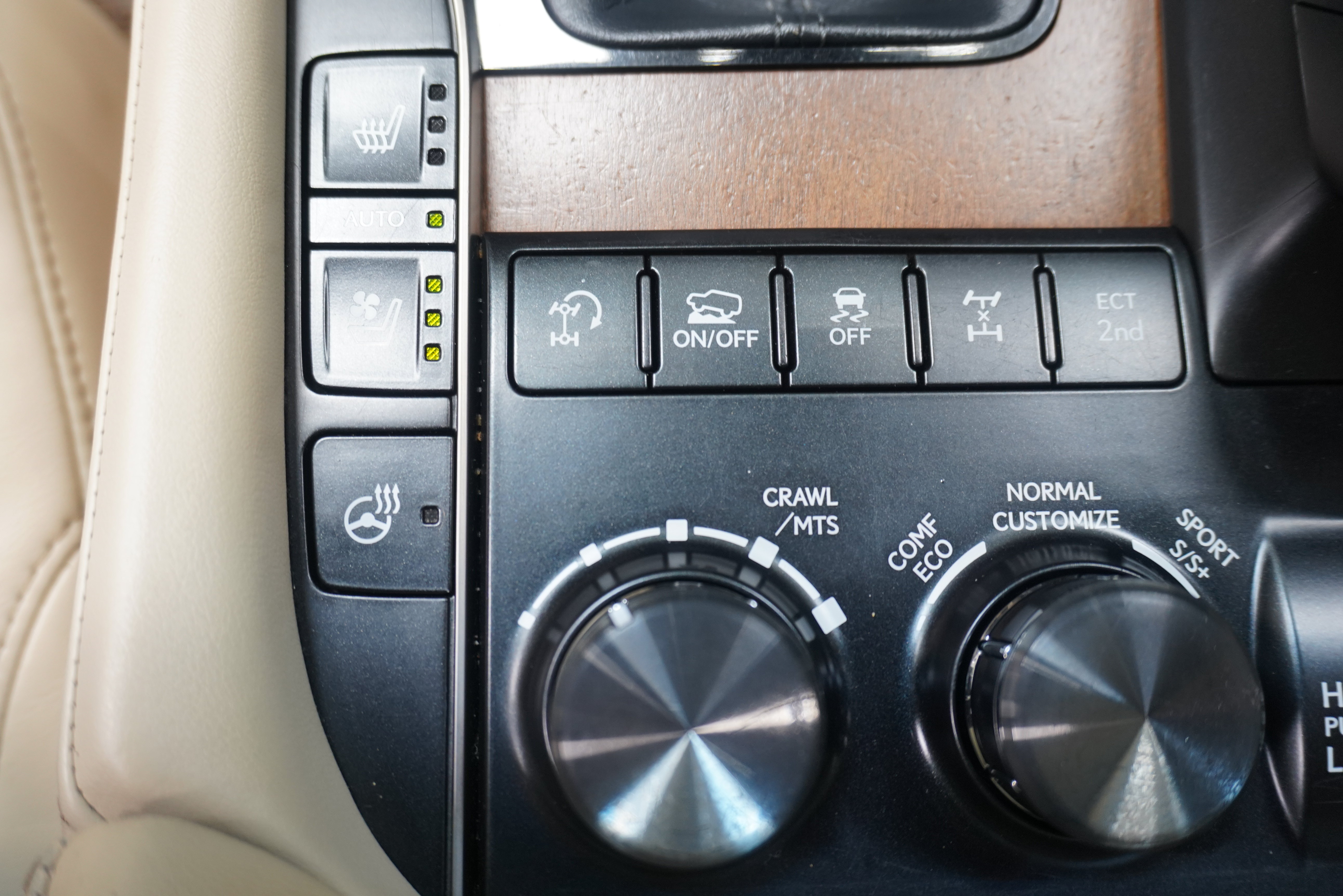 Used 2018 Lexus LX 570 4WD w/ Luxury Package image 24