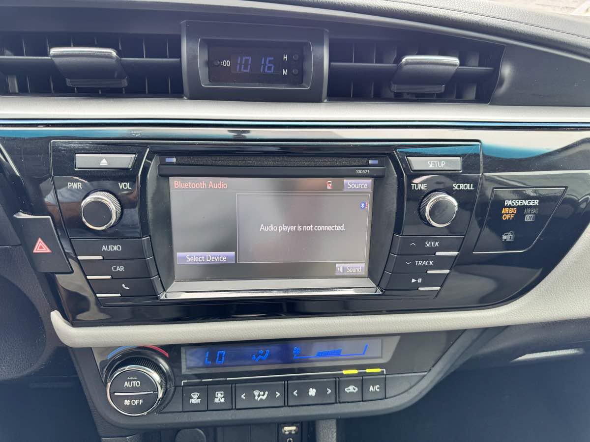 Used 2016 Toyota Corolla LE FWD image 38