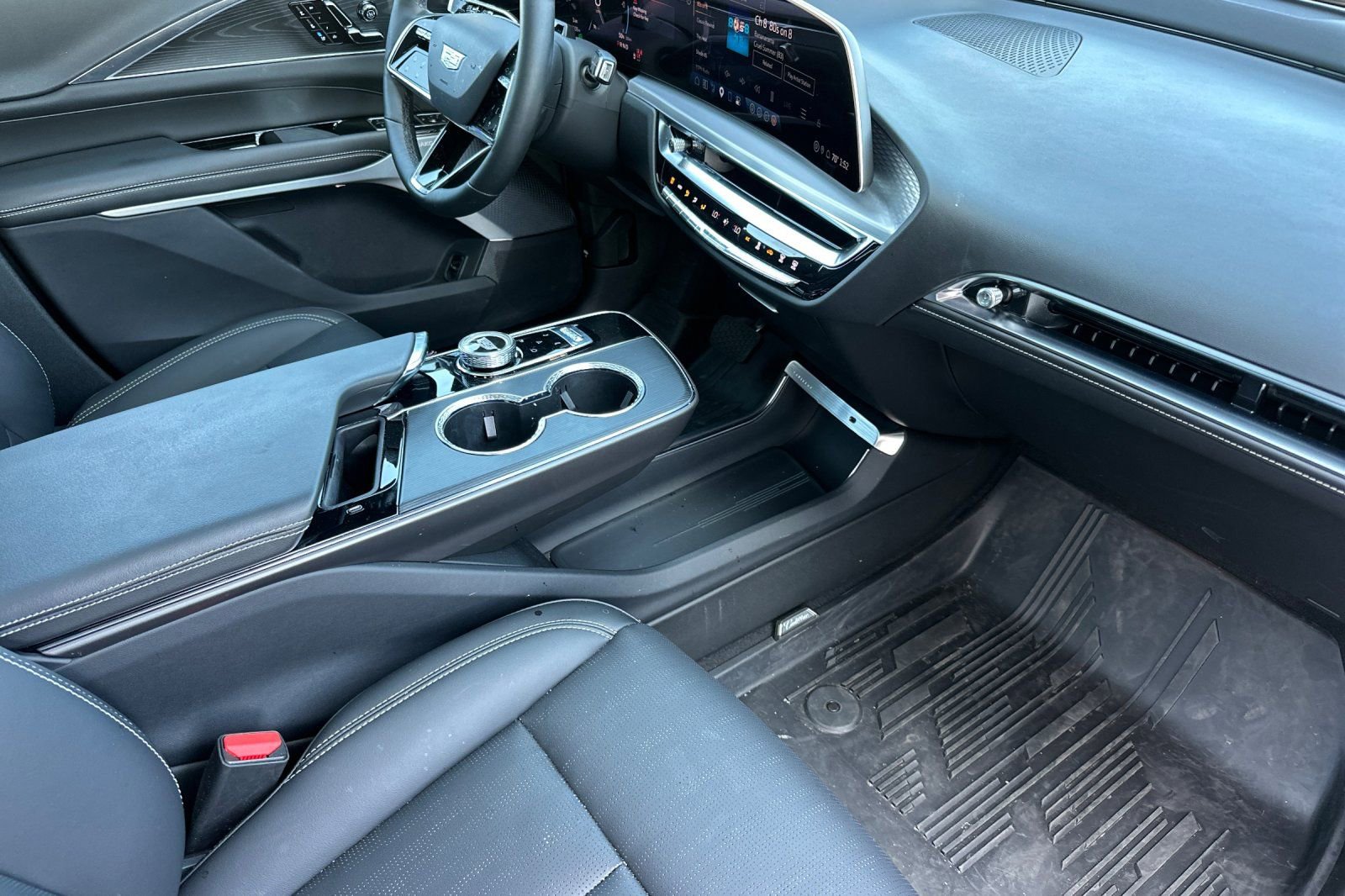 Certified 2026 Cadillac Lyriq Signature Sport w/ LPO, Floor Liner Package AWD/4WD image 17