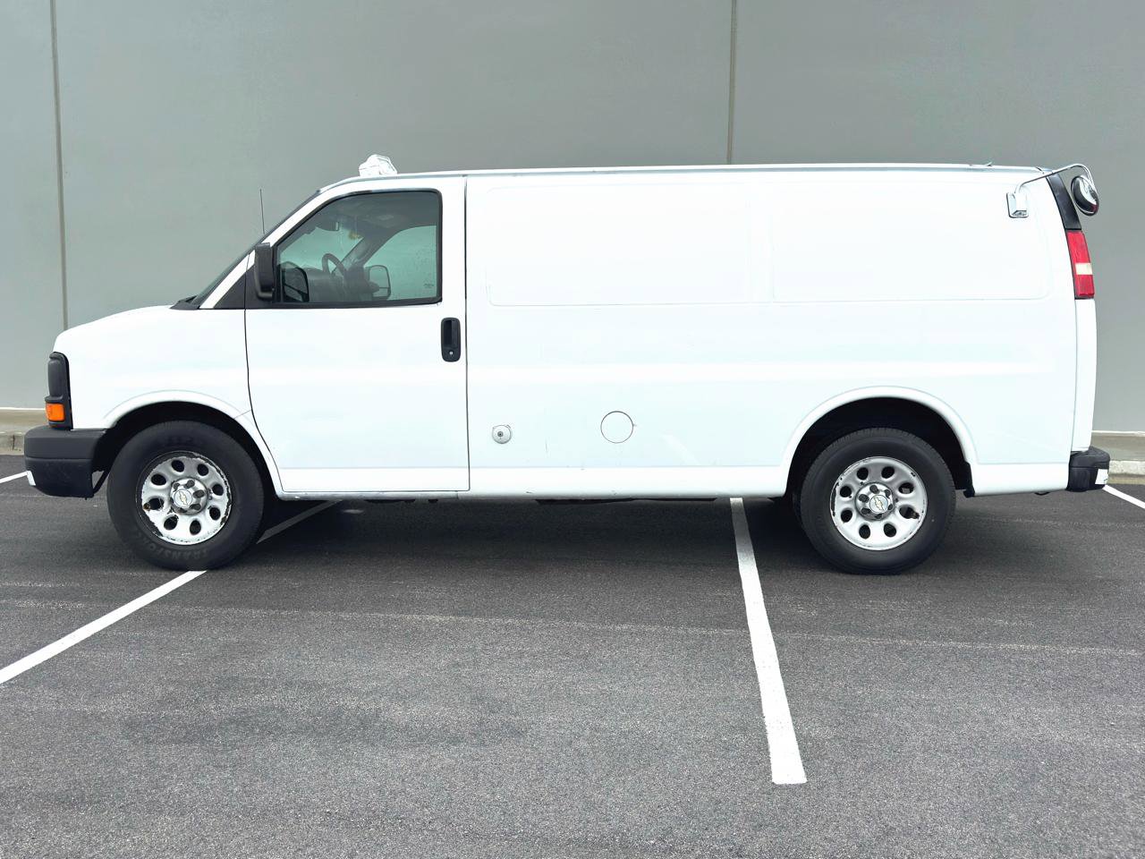 Used 2011 Chevrolet Express 1500 RWD image 2