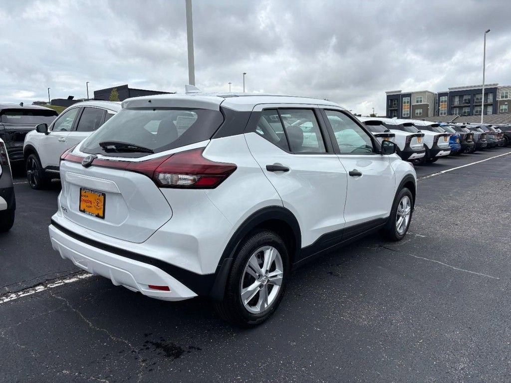Used 2025 Nissan Kicks Play S image 3