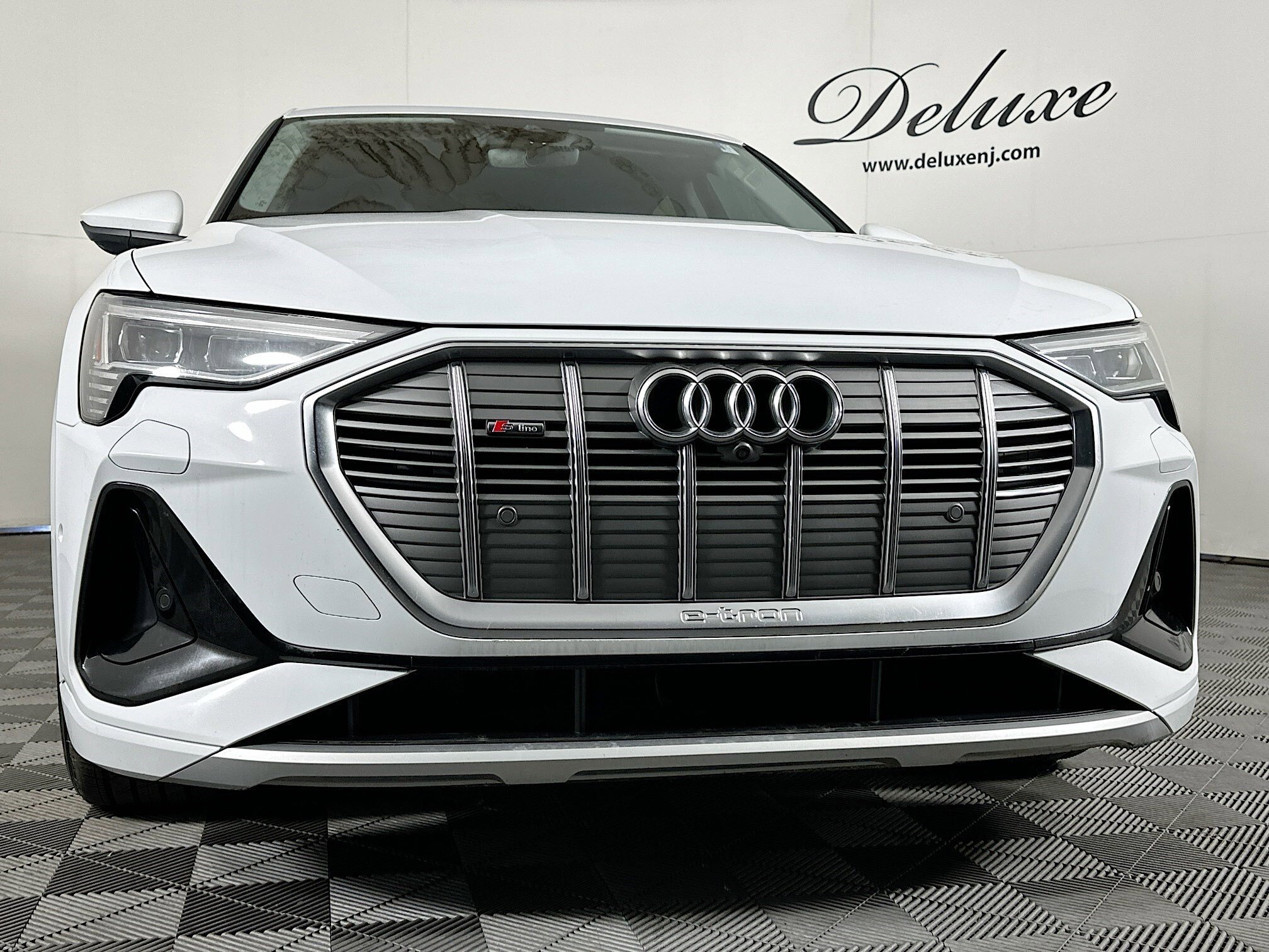Used 2022 Audi e-tron Premium Plus w/ Premium Plus Package AWD/4WD image 32